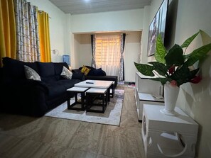 Appartamento Deluxe | Area soggiorno | Smart TV 32 pollici con canali digitali