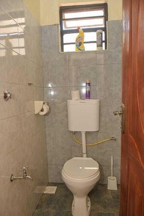 Bathroom - G&M Luxe Abode Vacation Rental Nyeri (King'ong'o)