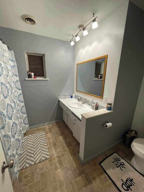 Hair dryer, towels, soap, shampoo - Spacious 5-bedroom Lake House in Kingston TN (Kingston)