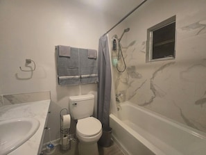 Hair dryer, towels, soap, shampoo - Spacious 5-bedroom Lake House in Kingston TN (Kingston)