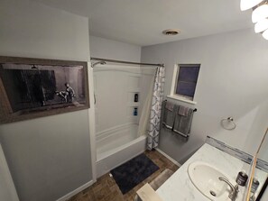 Hair dryer, towels, soap, shampoo - Spacious 5-bedroom Lake House in Kingston TN (Kingston)