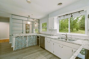 Micro-ondes, four, plaque de cuisson, lave-vaisselle