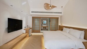 Habitación doble superior, vista al patio | Decoración personalizada, muebles diferentes y cortinas blackout