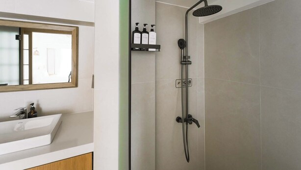 Chambre Double Sénior, vue colline | Salle de bain | Peignoirs, chaussons
