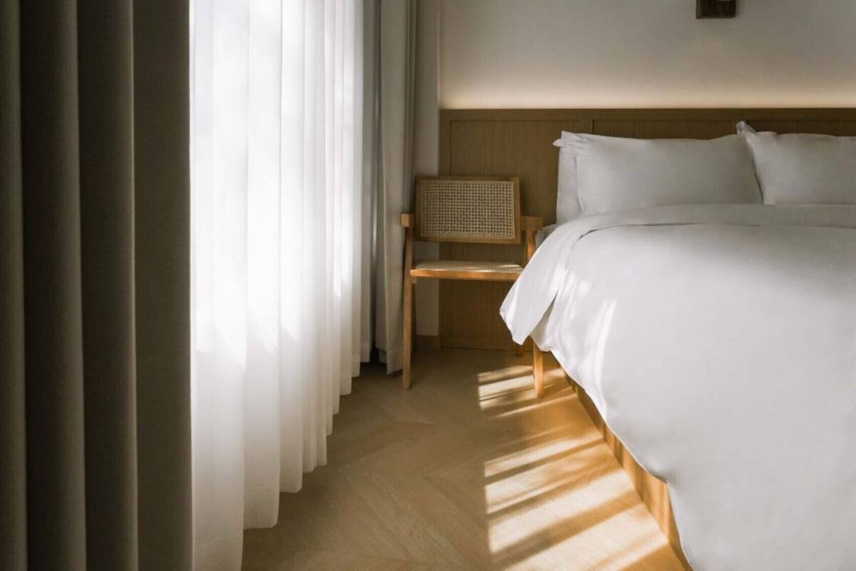 Cortinas blackout y sistema de insonorización 