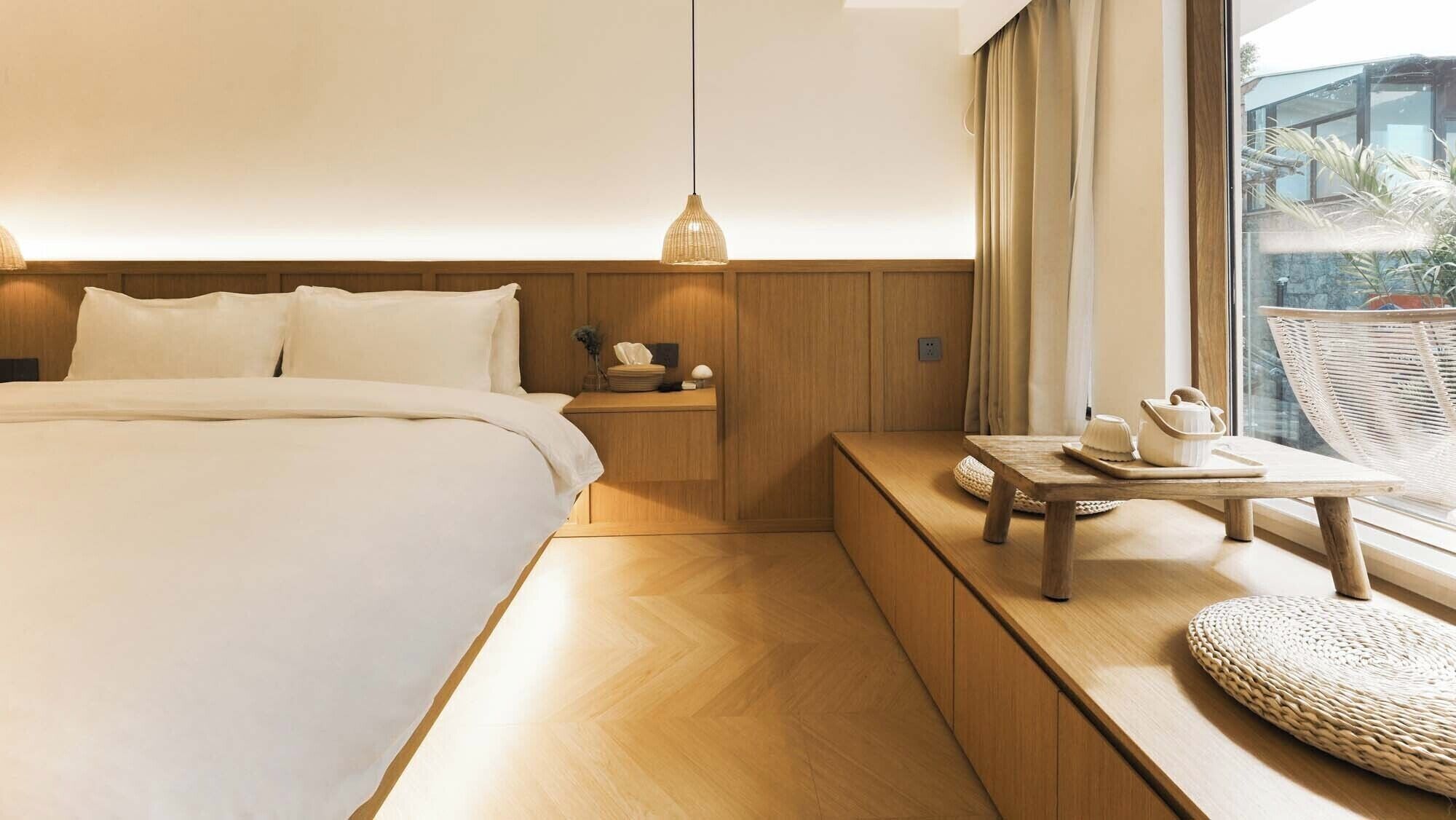 시니어 더블룸, 언덕 전망 | 각각 다른 스타일의 인테리어, 각각 다르게 가구 비치, 암막 커튼, 방음 설비