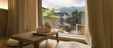 Habitación senior doble, vista a la colina | Vista desde la habitación