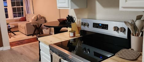 Microondas, horno y placa de cocina