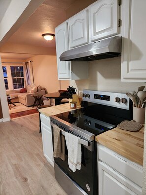 Microwave, oven, stovetop - Cute Parkside House (Grants Pass)
