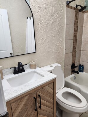 Handtücher, Seife, Toilettenpapier