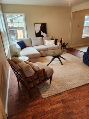 Una Smart TV, una chimenea