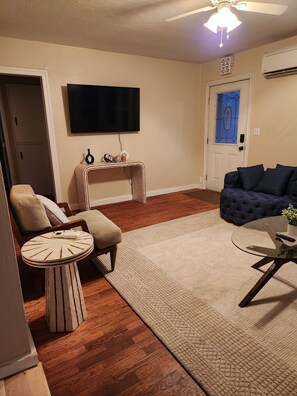 Smart TV y chimenea 
