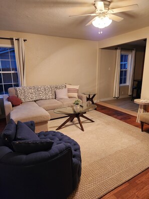 Una Smart TV, una chimenea