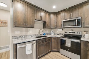 Fridge, microwave, oven, stovetop - VICTOR DREAMWEAVER: Teton Mtns Grand Targhee Skiing Trails Snowmobiling Condo (Victor)