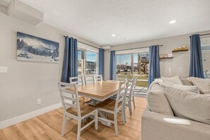 Dining - VICTOR DREAMWEAVER: Teton Mtns Grand Targhee Skiing Trails Snowmobiling Condo (Victor)