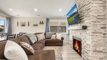 Smart TV, fireplace
