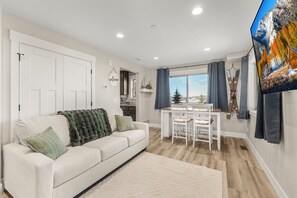 Smart TV, fireplace - VICTOR HEADWALL: Condo Trails Skiing Snowmobiling Teton Mtns Grand Targhee (Victor)