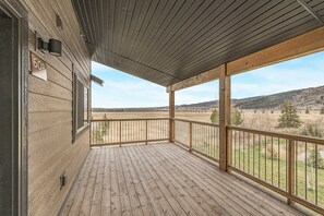 Terrace/patio - VICTOR TRAVERSE: Condo Skiing Trails Snowmobiling Teton Mtns Grand Targhee (Victor)