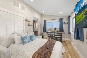 1 bedroom, travel cot, free WiFi, bed sheets - VICTOR TRAVERSE: Condo Skiing Trails Snowmobiling Teton Mtns Grand Targhee (Victor)