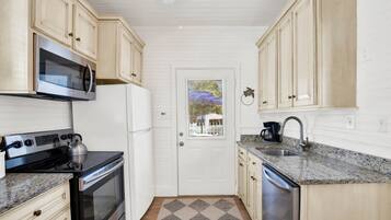 Een koelkast, een magnetron, een oven, een kookplaat