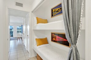 1 slaapkamer, een strijkplank/strijkijzer, gratis wifi, beddengoed