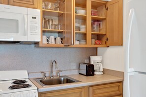 Een koelkast, een magnetron, een oven, een kookplaat