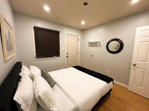 Iron/ironing board, free WiFi, bed sheets, wheelchair access - Stylish 3BR w/ Hot Tub, Heated Pool & Free Parking (Vaudreuil-Dorion)