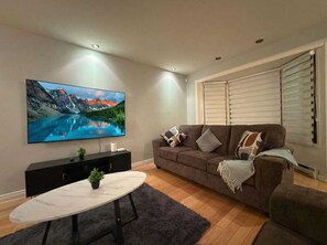 Smart TV, fireplace - Stylish 3BR w/ Hot Tub, Heated Pool & Free Parking (Vaudreuil-Dorion)