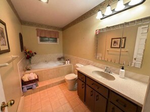 Shower, jetted bath, eco-friendly toiletries, hair dryer - Stylish 3BR w/ Hot Tub, Heated Pool & Free Parking (Vaudreuil-Dorion)