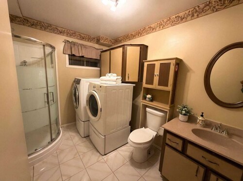 Stylish 3BR w/ Hot Tub, Heated Pool & Free Parking