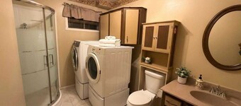 Stylish 3BR w/ Hot Tub, Heated Pool & Free Parking