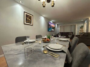 Dining - Stylish 3BR w/ Hot Tub, Heated Pool & Free Parking (Vaudreuil-Dorion)