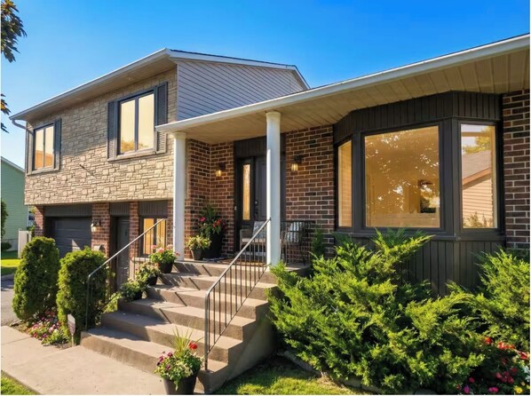 Exterior - Stylish 3BR w/ Hot Tub, Heated Pool & Free Parking (Vaudreuil-Dorion)