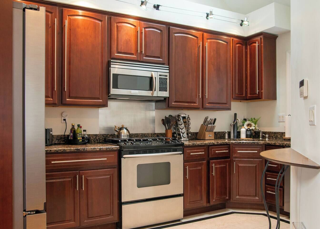 Microwave, oven, dishwasher, coffee/tea maker