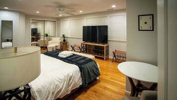 Escritorio, tabla de planchar con plancha, wifi y ropa de cama