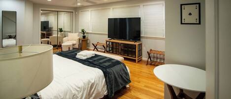 Desk, iron/ironing board, WiFi, bed sheets