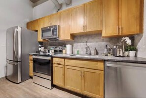 Fridge, microwave, oven, stovetop - Cozy Industrial Style in DT Cleveland! (Cleveland)