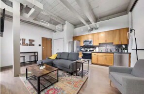TV - Cozy Industrial Style in DT Cleveland! (Cleveland)