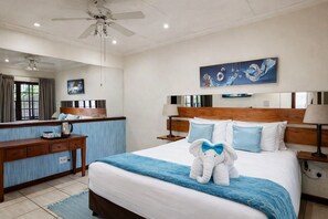 Classic Double Room, Garden View | Meja, ruang kerja komputer riba, seterika/papan seterika, Wi-fi percuma 