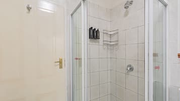 Classic Double Room, Garden View | Bathroom | Separate bathtub and shower, free toiletries, hair dryer, towels