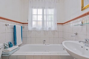 Separate tub and shower, free toiletries, hair dryer, towels - The Link Guest Lodge (Kempton Park)