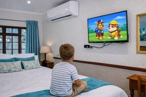 Meja, ruang kerja komputer riba, seterika/papan seterika, Wi-fi percuma 
