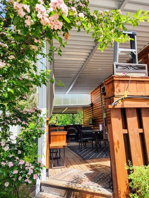 Outdoor dining - Cozy Cabin, Gorgeous Deck, Beautiful Beach (Christina Lake)