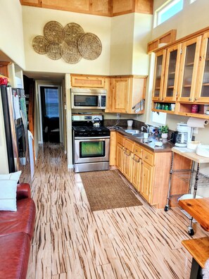 Fridge, microwave, oven, stovetop - Cozy Cabin, Gorgeous Deck, Beautiful Beach (Christina Lake)