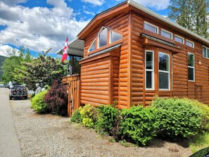Exterior - Cozy Cabin, Gorgeous Deck, Beautiful Beach (Christina Lake)