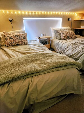 2 bedrooms, free WiFi, bed sheets - Cozy Cabin, Gorgeous Deck, Beautiful Beach (Christina Lake)