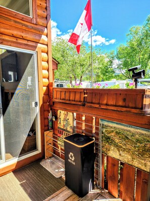 Property grounds - Cozy Cabin, Gorgeous Deck, Beautiful Beach (Christina Lake)