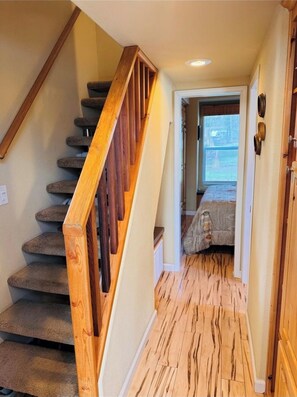 2 bedrooms, free WiFi, bed sheets - Cozy Cabin, Gorgeous Deck, Beautiful Beach (Christina Lake)
