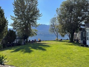 Property grounds - Cozy Cabin, Gorgeous Deck, Beautiful Beach (Christina Lake)