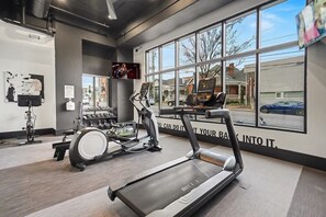 Fitness facility - Petal & Palm-Rooftop Patio & Gym-Mins to Broadway (Nashville)